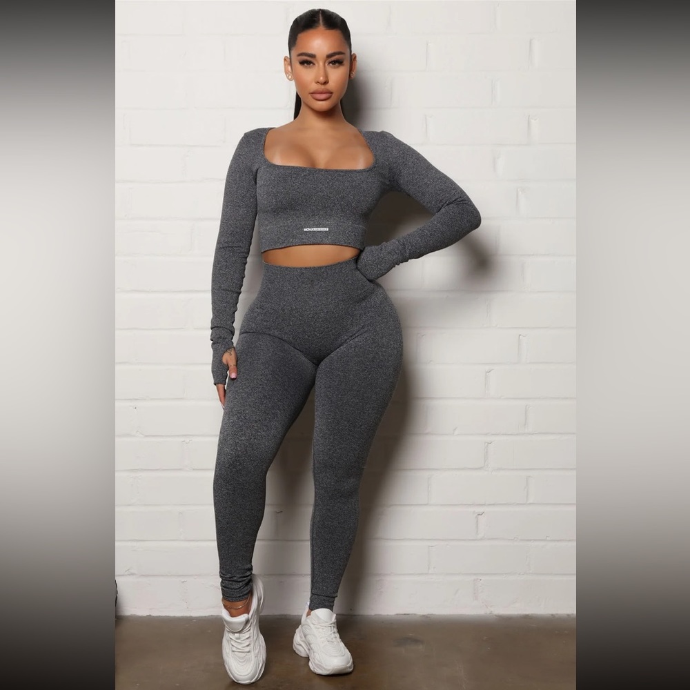 ⭕️ SOLD ⭕️ Fashion Nova Gray Seamless Long Sleeve Workout Top - Picture 4 of 5